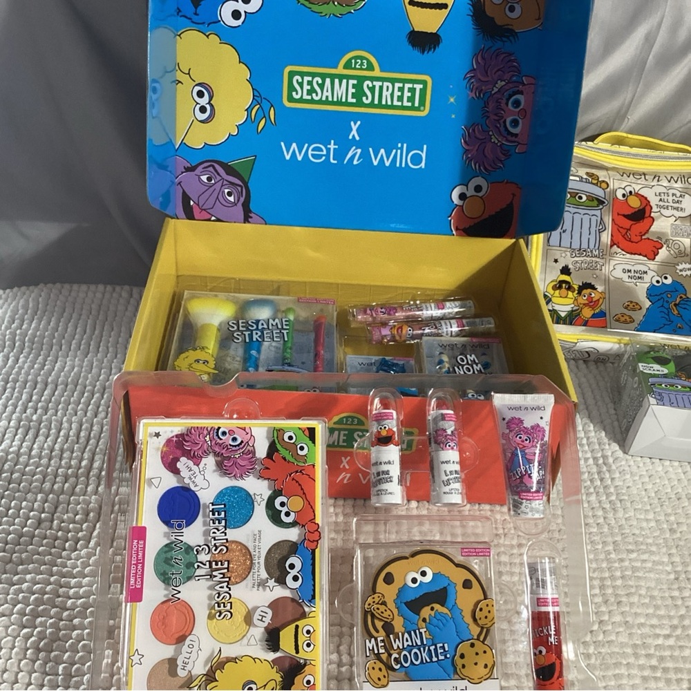 Wet n Wild Sesame Street Limit Ed Makeup Collection, PR Box + Bag + Sponge Set - Picture 11 of 16